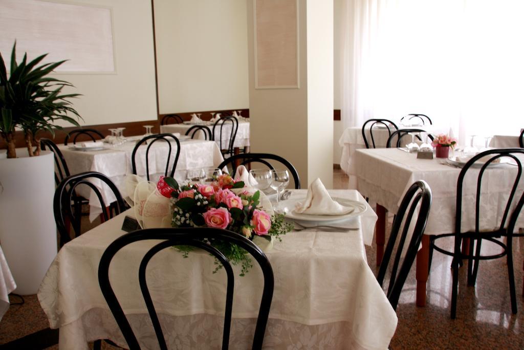 Hotel Astrid Cervia Esterno foto